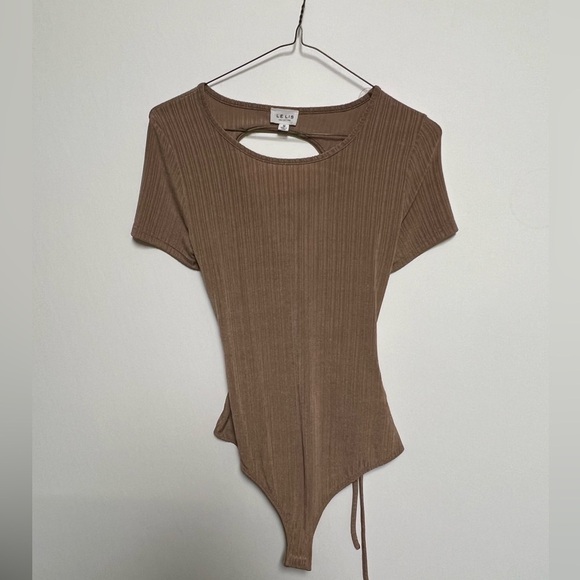 LELIS TAN RIBBED BODYSUIT SHORT SLEEVE SIZE M - Picture 1 of 6